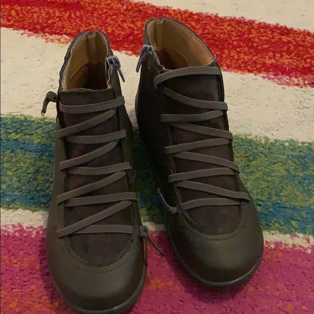 Amazon Arch Support Stretch Lace Up Booties 5.5